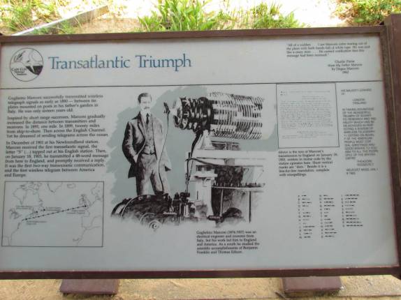 Painel informativo sobre Marconi e a primeira comunicação wireless entre continentes, em Cape Cod, litoral sul de Massachusetts, nos Estados Unidos